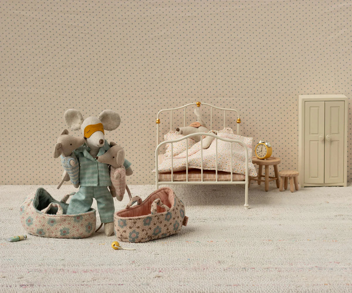 Baby Mouse in Carry Cot, Rose