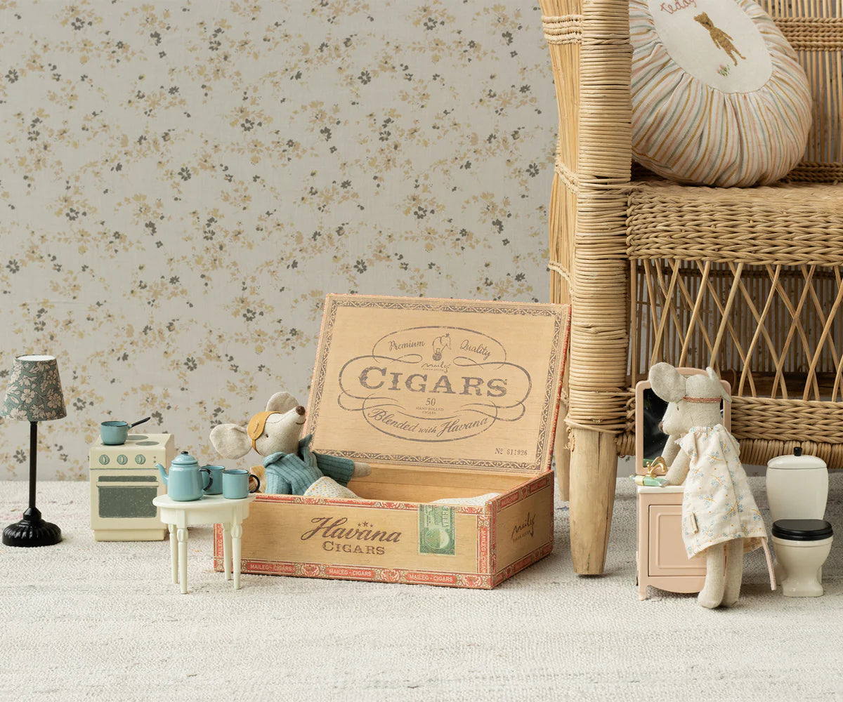 Mum & Dad Mice in Cigarbox