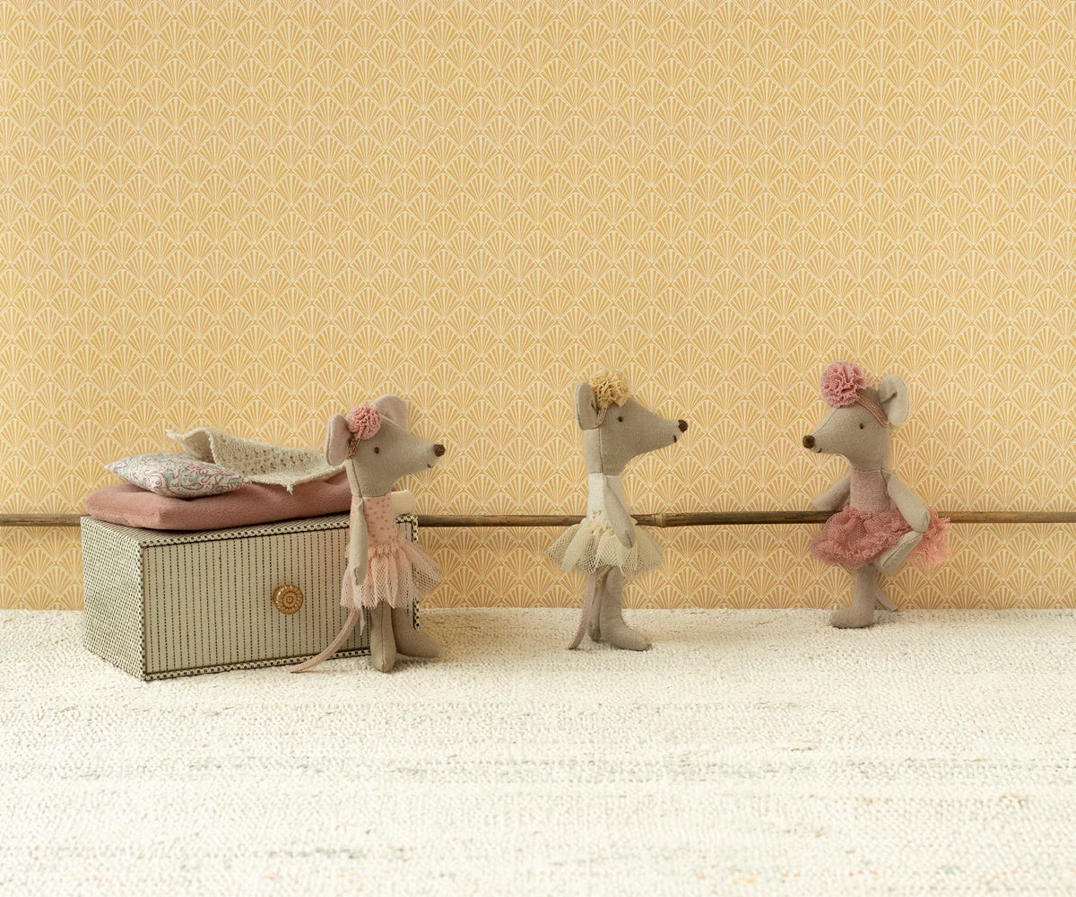 Little Sister Dance Mouse in Daybed